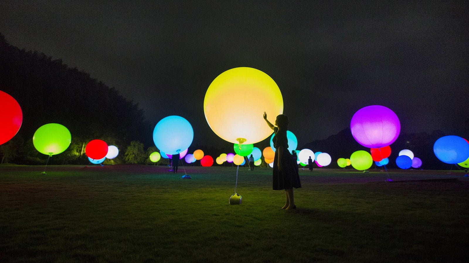 浮遊する、呼応する球体／画像提供：チームラボ