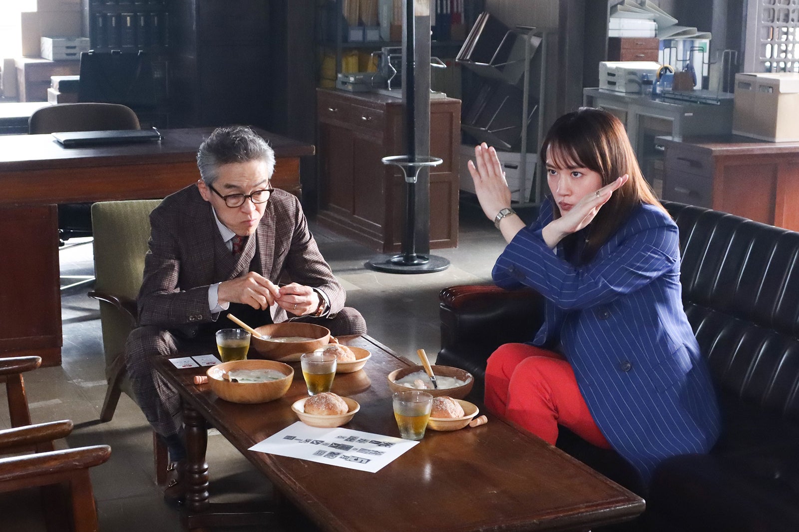 浅野和之、綾瀬はるか／「元彼の遺言状」第7話より（C）フジテレビ