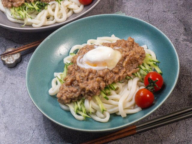 豚そぼろ温玉冷やしうどんの完成