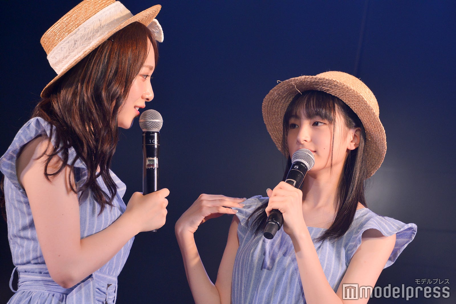 謎が多い川原美咲（右）に興味津々のメンバーたち／AKB48高橋チームB「シアターの女神」公演（C）モデルプレス