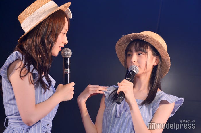 謎が多い川原美咲(右)に興味津々のメンバーたち/AKB48高橋チームB「シアターの女神」公演(C)モデルプレス