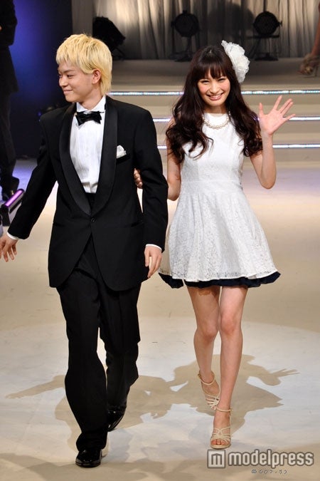 （写真左から）菅田将暉、大政絢