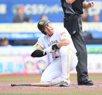 ソフトバンク・柳田が右手付近に死球 治療受け一塁へ 攻撃終了後の五回守備から退く