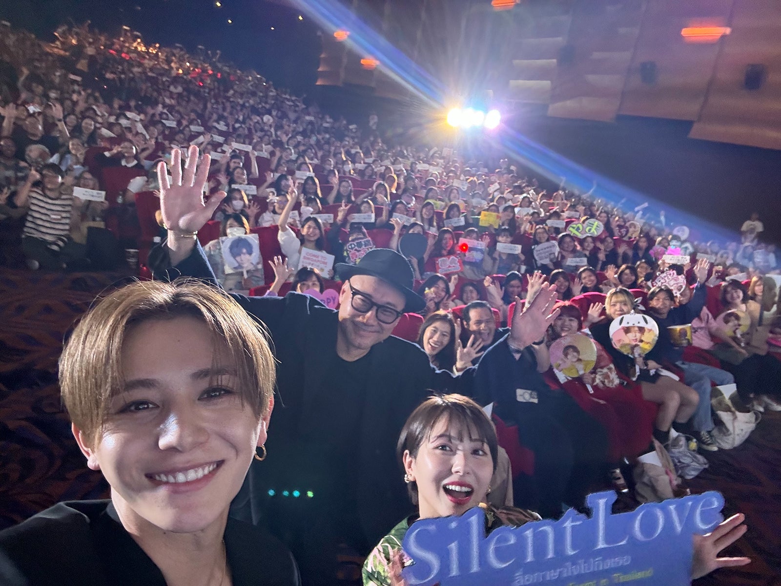 Hey! Say! JUMP山田涼介＆浜辺美波、タイ降臨で観客熱狂 現地ファンの質問に回答＜サイレントラブ＞