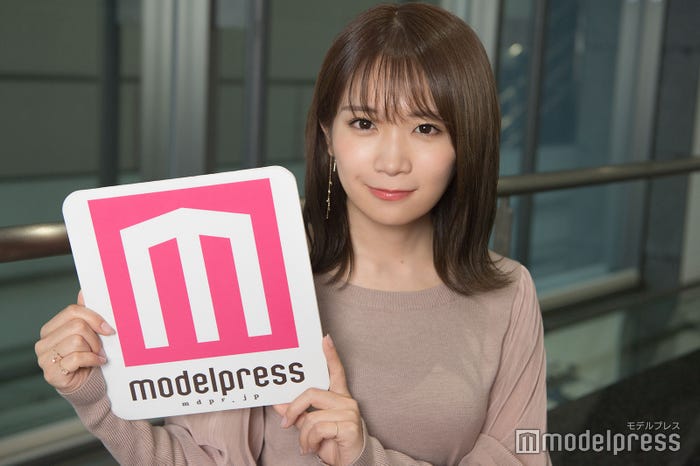 秋元真夏(C)モデルプレスヘアメイク:小坂知未/Tomomi Kosakaスタイリスト:鬼束香奈子/Kanako Onituka<衣装>Lara Flamingo  03-3372-8194Bridget Birkin 03-3874-6320