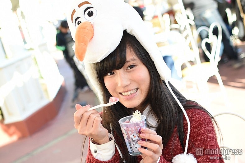 アナのドレスをイメージした見た目のカシスムース／モデル：矢内美麻理