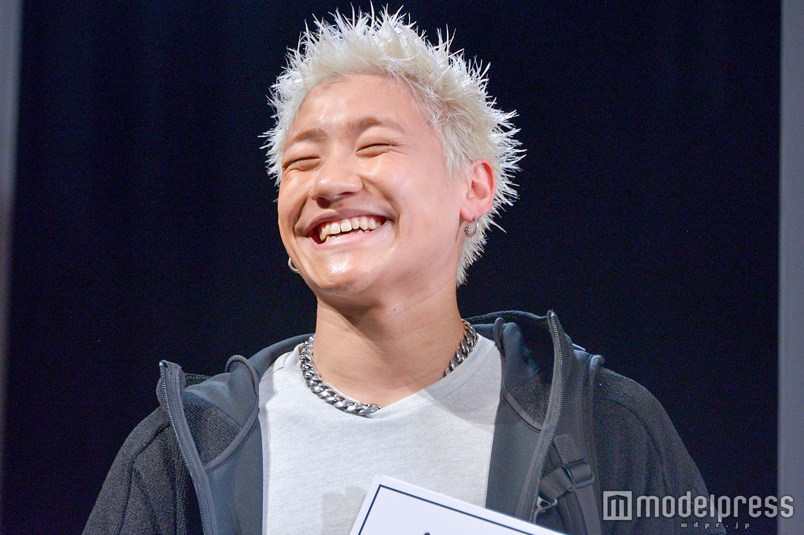 笑顔でみやぞんに寄せる小森隼（C）モデルプレス