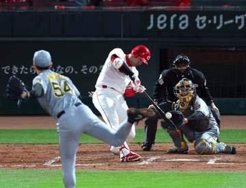 広島が秋山の1号ソロで貴重な追加点！木下の155キロを左翼ポール際へ 貴重な一発でリードを広げる