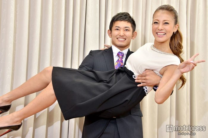 あびる優、才賀紀左衛門 /写真は結婚会見の様子(C)モデルプレス