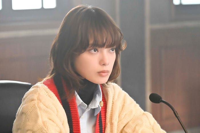 平手友梨奈「うちの弁護士は手がかかる」第6話より(C)フジテレビ