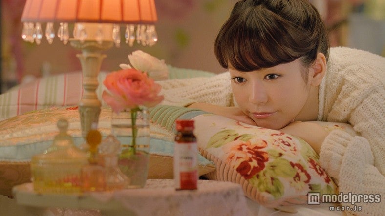 桐谷美玲／「アリナミンRオフ」の新CM「元気を満たす花」編