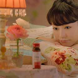 桐谷美玲/「アリナミンRオフ」の新CM「元気を満たす花」編