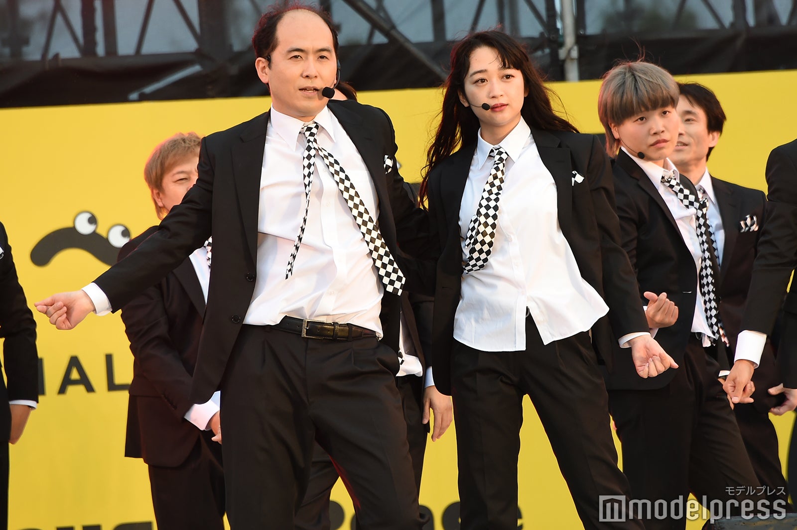 吉本坂46、雨の中新曲を初披露　話題の男前ユニット“CC5”もお披露目＜第11回沖縄国際映画祭／セットリスト＞