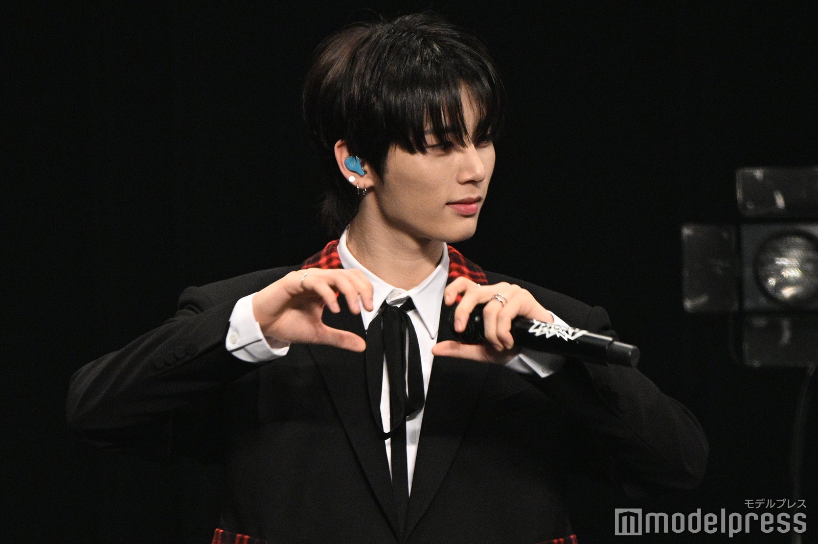 ハートポーズするTAESAN（テサン）（C）モデルプレス