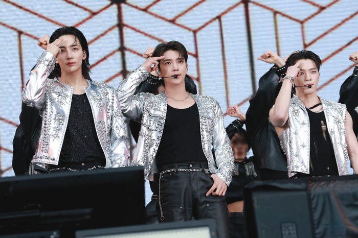 JEONGHAN(ジョンハン)、JOSHUA(ジョシュア)、DINO(ディノ)/SEVENTEEN(P)&(C) PLEDIS Entertainment