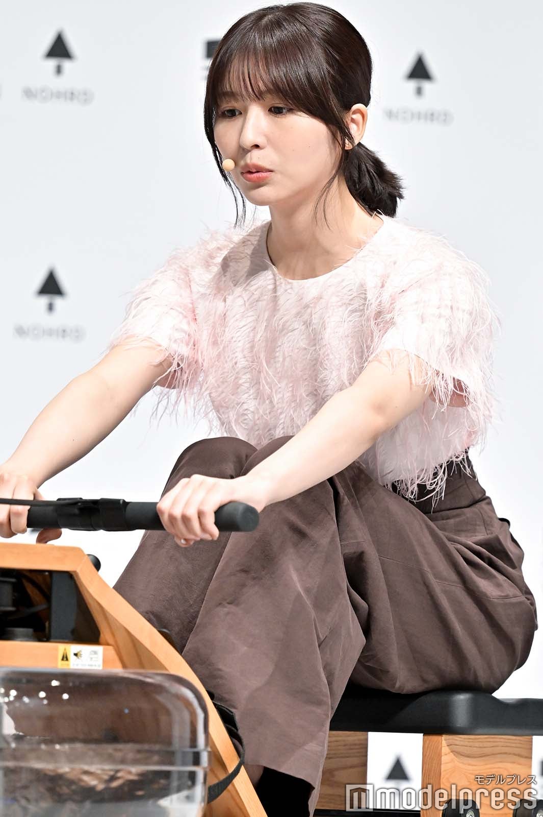 フィットネスマシンに挑戦する長濱ねる（C）モデルプレス