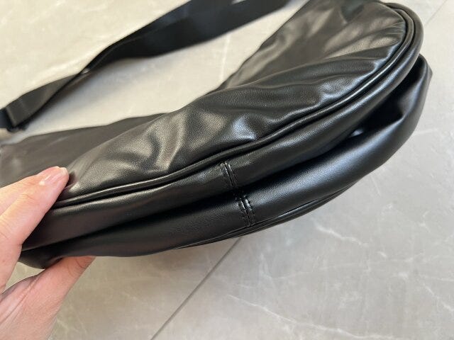 レザータッチラウンドバッグは薄くもなる