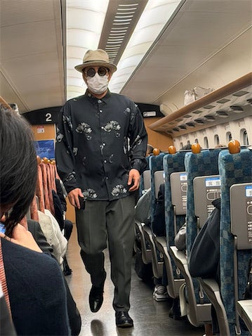 「どんな奴が自由席乗ってんだよ」エバース佐々木、相方・町田の‟衝撃の私服”にツッコミ殺到