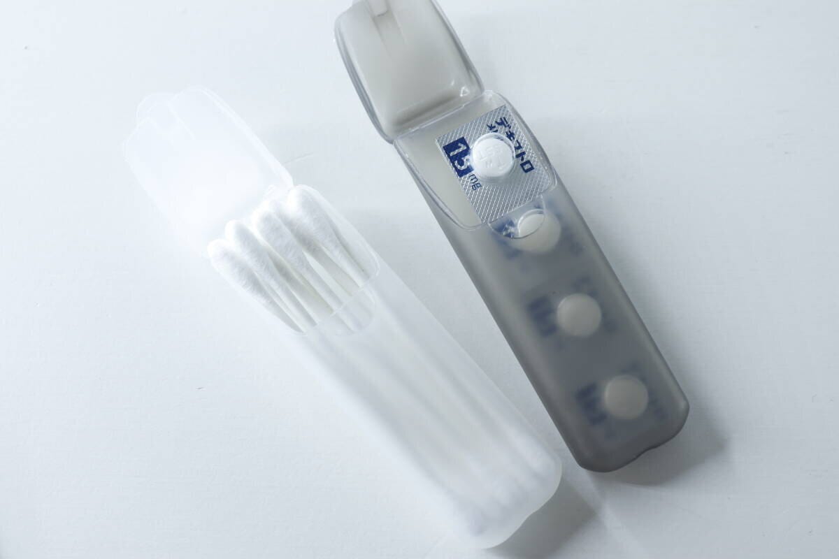 開いたケースに錠剤と綿棒がそれぞれ収納されている様子