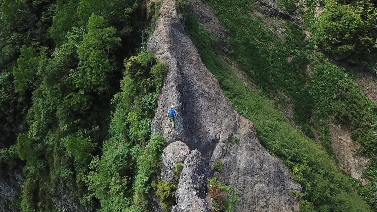 幅が狭すぎる登山道（長野） （C）テレビ朝日
