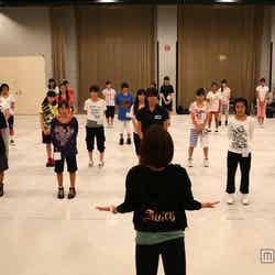 都内スタジオにて初のレッスンに挑んだ「AKB48グループ ドラフト会議」3次審査通過の候補生29人（C）AKS