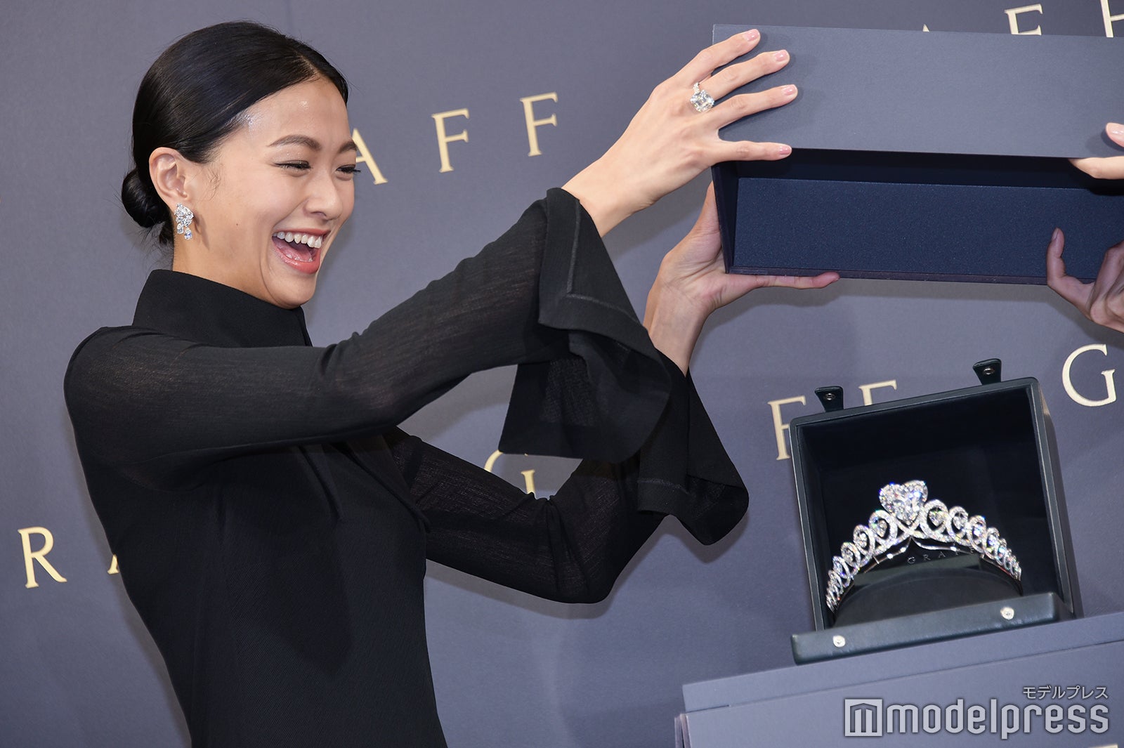 ティアラを前に感動の表情を浮かべる榮倉奈々（C）モデルプレス