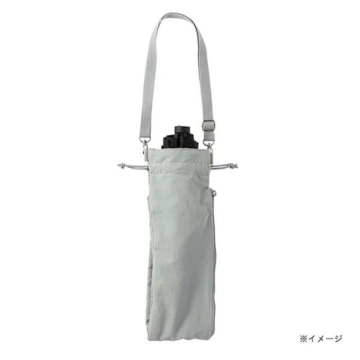 グレーの傘用トートバッグ。中に黒い折りたたみ傘が入っている。