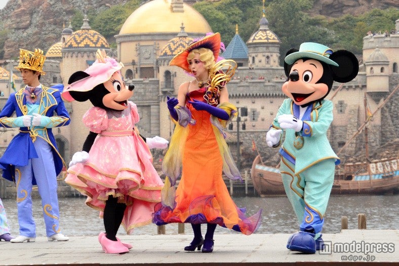 どれも素敵なファッションだと伝えるミッキーとミニー