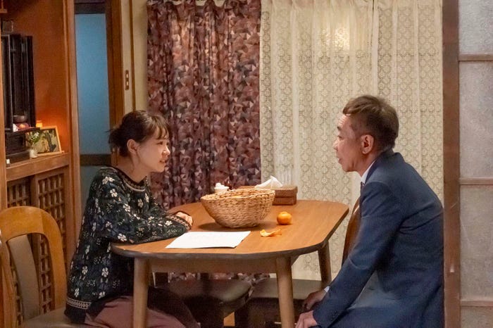 奈緒、木梨憲武「春になったら」第2話より(C)カンテレ