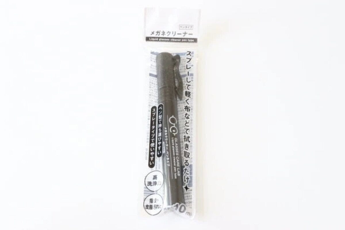黒いペンタイプのメガネクリーナーがパッケージに入っている 黒いペンタイプのメガネクリーナーがパッケージに入っている