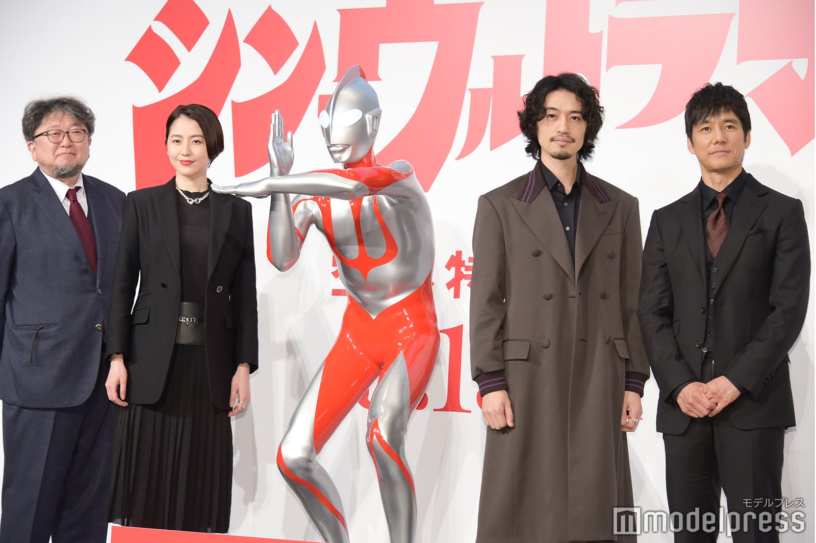 （左から）樋口真嗣監督、長澤まさみ、ウルトラマン、斎藤工、西島秀俊 （C）モデルプレス