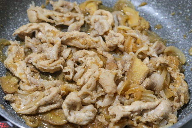 肉の色が変わったら強火にし、汁気がなくなるまで炒める。