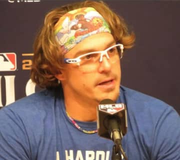 青いキケ・クロースが山火事被害の家庭をサプライズ訪問！「メリークリスマス！」 直筆サインカードのプレゼント