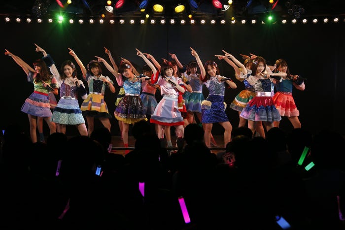 「ハイテンション」をパフォーマンス(C)AKS