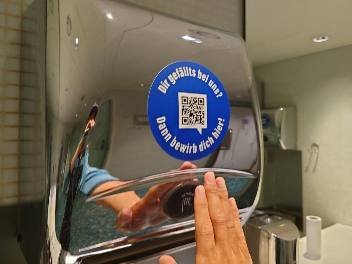 ペーパーホルダーに手をかざすと……