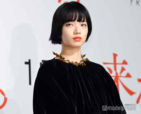 小松菜奈、ピンク髪ショートの“血だらけ”オフショット公開<来る>