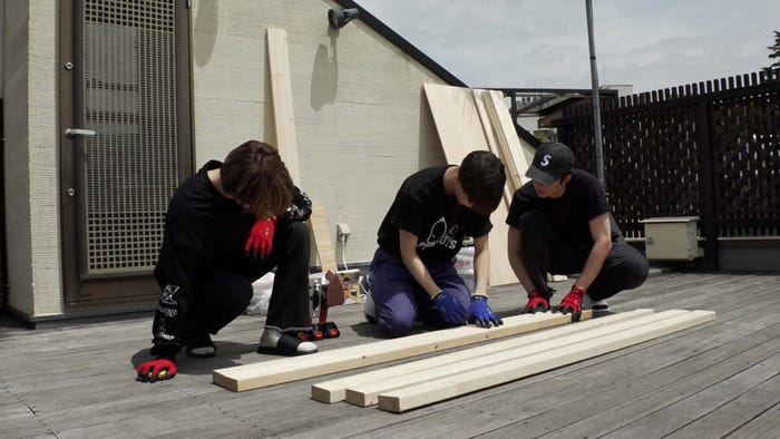 DIYに挑戦する木村慧人・中島颯太・澤本夏輝/「The Usual Night いつもの夜」第5話より(C)ABCテレビ