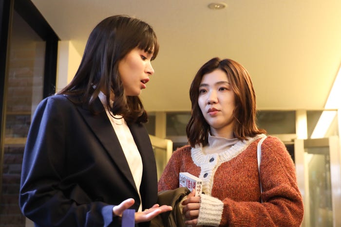 (左から)関水渚、福田麻貴「婚活1000本ノック」第1話より(C)フジテレビ