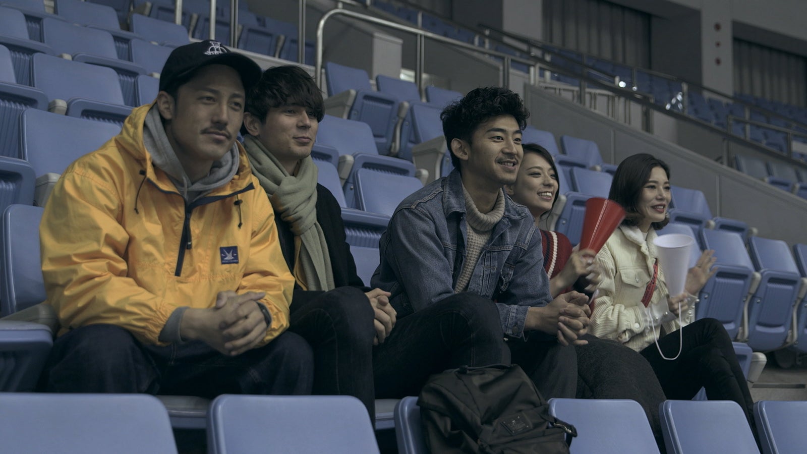 つば冴の試合を見守る貴之、至恩、翔平、麻由、聖南「TERRACE HOUSE OPENING NEW DOORS」19th WEEK（C）フジテレビ／イースト・エンタテインメント