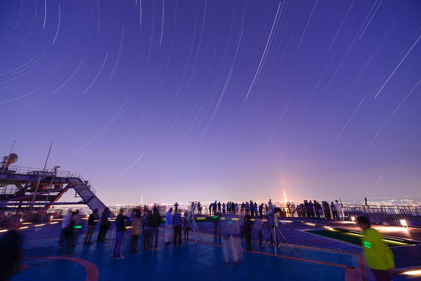 屋上スカイデッキから見える星の様子（イメージ）／画像提供：森ビル株式会社