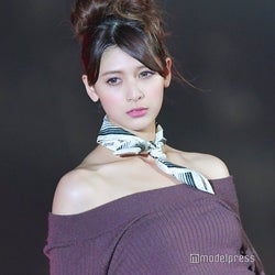 “10等身ハーフモデル”アンジェラ芽衣、デコルテあらわ 妖艶な美しさに釘付け<TGC北九州2018>