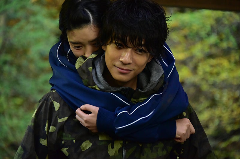 永野芽郁、三浦翔平／「ひるなかの流星」より（C）2017 フジテレビジョン 東宝 集英社（C）やまもり三香／集英社