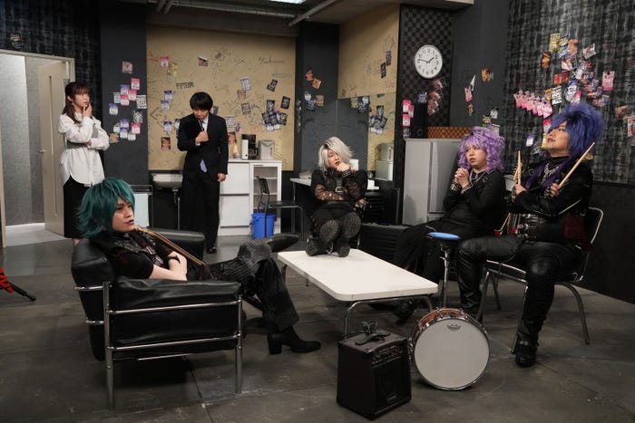 (左から時計回りに)二階堂高嗣、峯岸みなみ、秋山寛貴、長田庄平、せいや、岡部大(C)フジテレビ