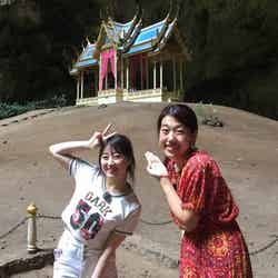 タイのスピリチュアルスポットであるクーハーカルハット宮殿を訪れた（左から）伊豆田莉奈、横澤夏子（C）TBS