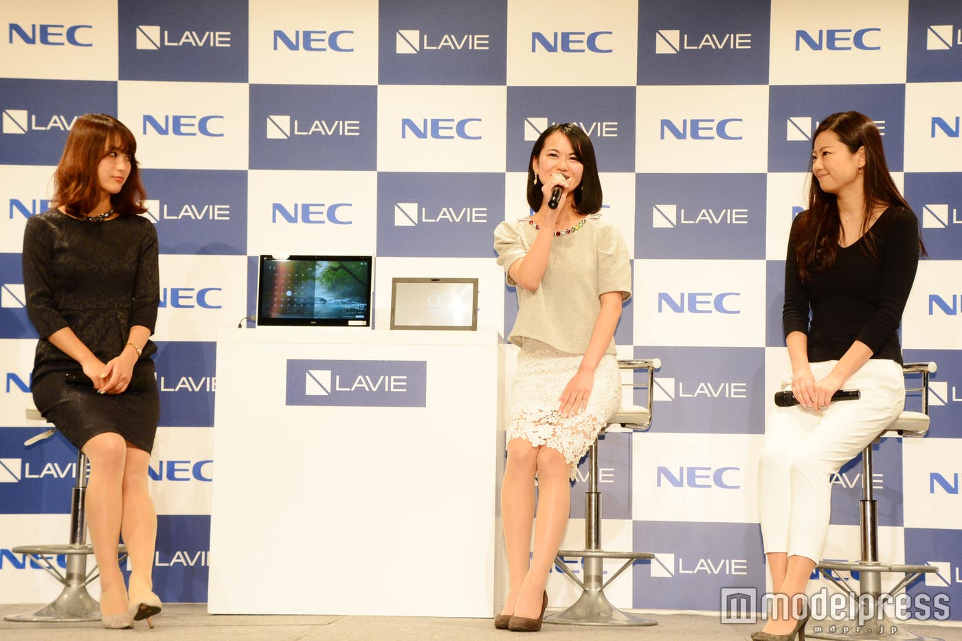 おしゃれにPCを使いこなすのがライフワークの3人(C)モデルプレス