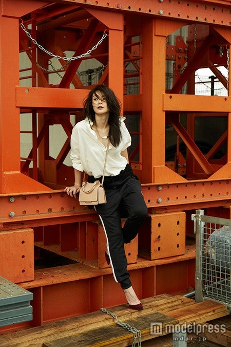 「知花くらら×ニット着回し100」より（画像提供：小学館） 