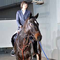 映画「銀の匙」の完成披露イベントに馬に乗って登場した広瀬アリス