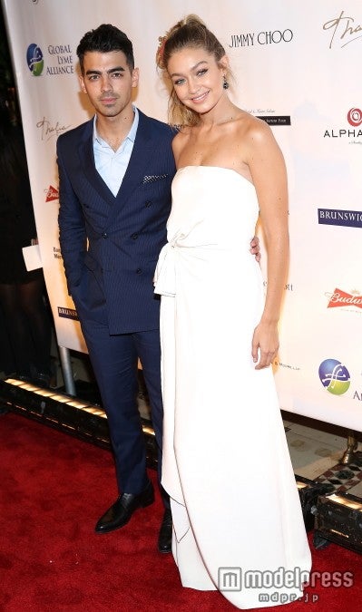 ジジ・ハディッド、新恋人ジョー・ジョナスと初レッドカーペット