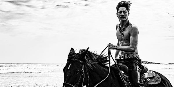 EXILE AKIRA、鍛え抜かれた上半身披露 大人の色気あふれる乗馬