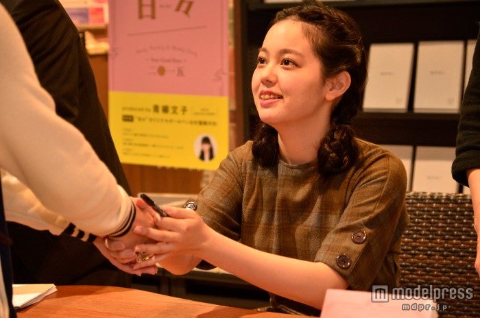 ファンと握手を交わす青柳文子